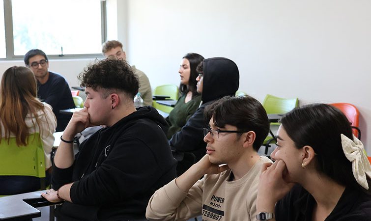 Escuela de Ayudantes impulsa formación en liderazgo en Sede Talca