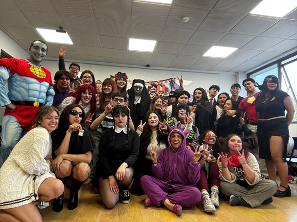 Estudiantes de Pedagogía en Inglés celebran tradicional actividad de Halloween en el Campus El Llano Subercaseaux