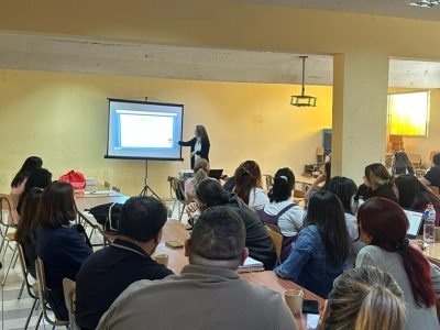 Carrera de Pedagogía en Inglés realiza capacitación en evaluación a docentes en San Miguel