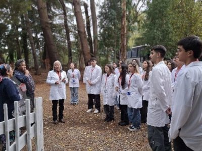 Estudiantes de Medicina fortalecen su formación en terreno en la comunidad rural de Cajón
