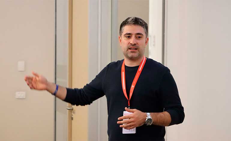 Alto ejecutivo de Sabentis España dicta clase magistral a estudiantes