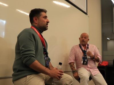 Expertos internacionales en IA y gestión empresarial comparten experiencias con estudiantes de la Facultad de Administración y Negocios