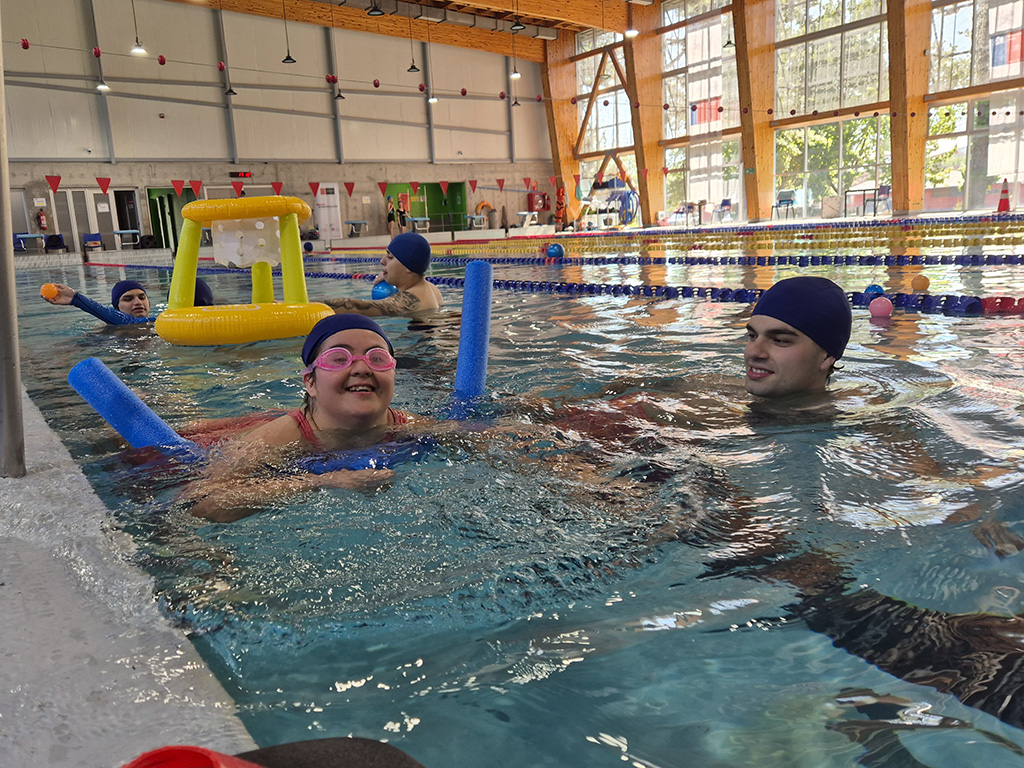 Kinesiología impulsa actividad física adaptada con proyecto de Acuaterapia en Talca