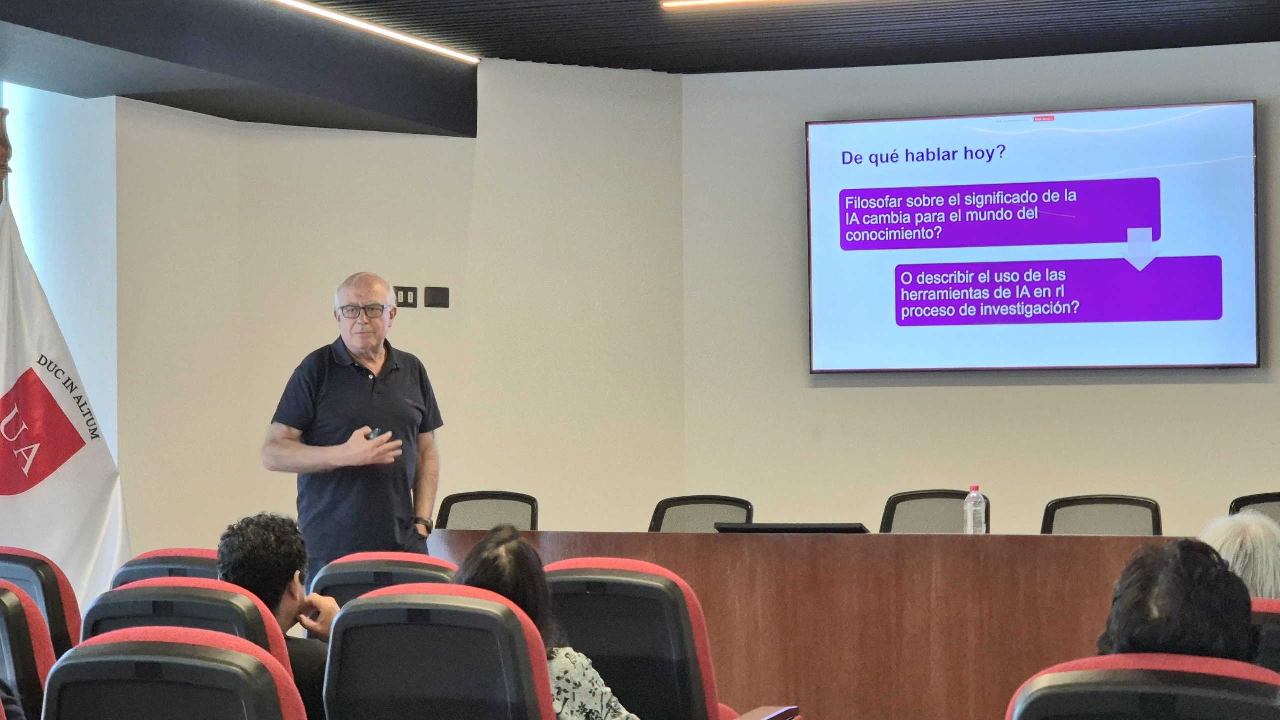 Experto español dicta conferencia en la Autónoma: “La inteligencia artificial es una enzima aceleradora, un copiloto del investigador”