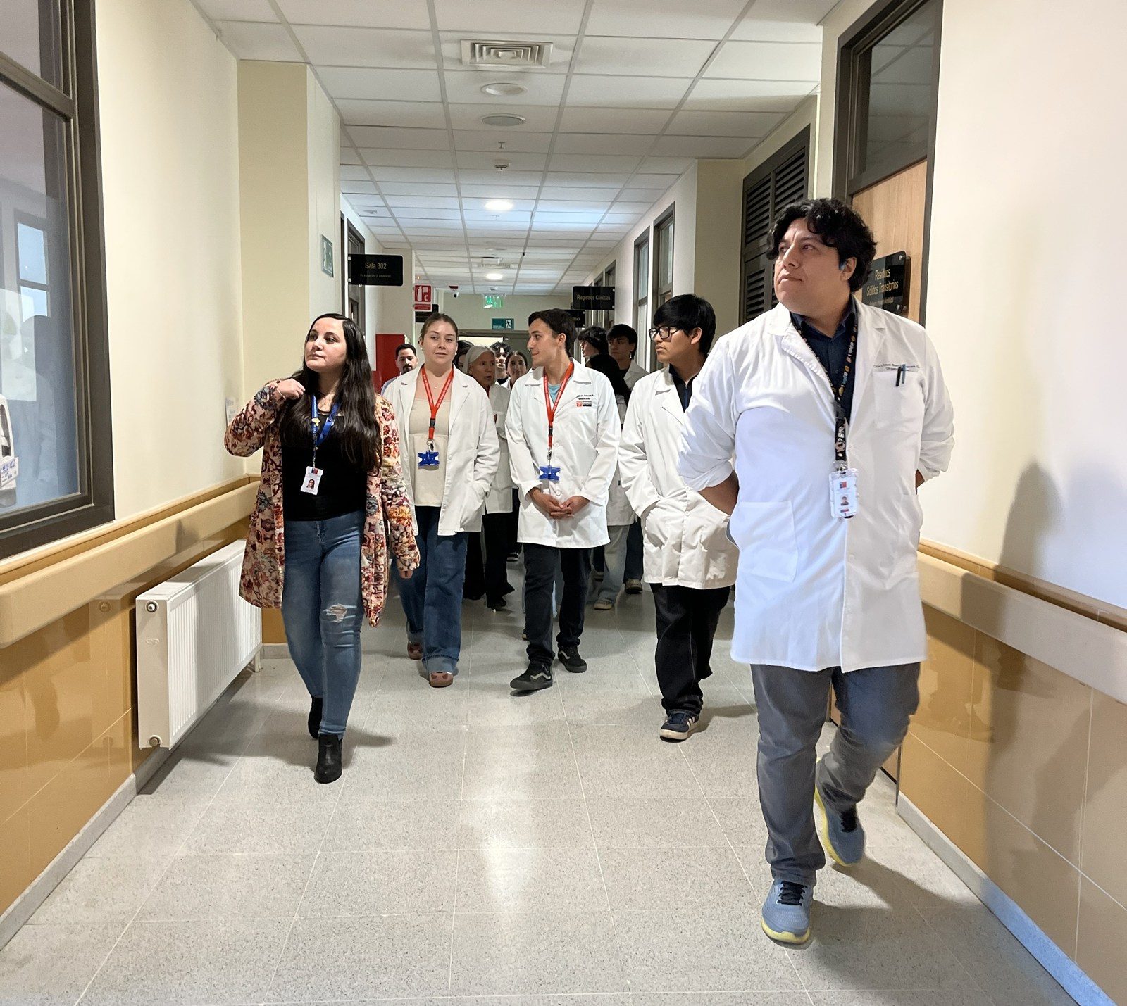 FOTO estudiantes medicina en complejo asistencial 3