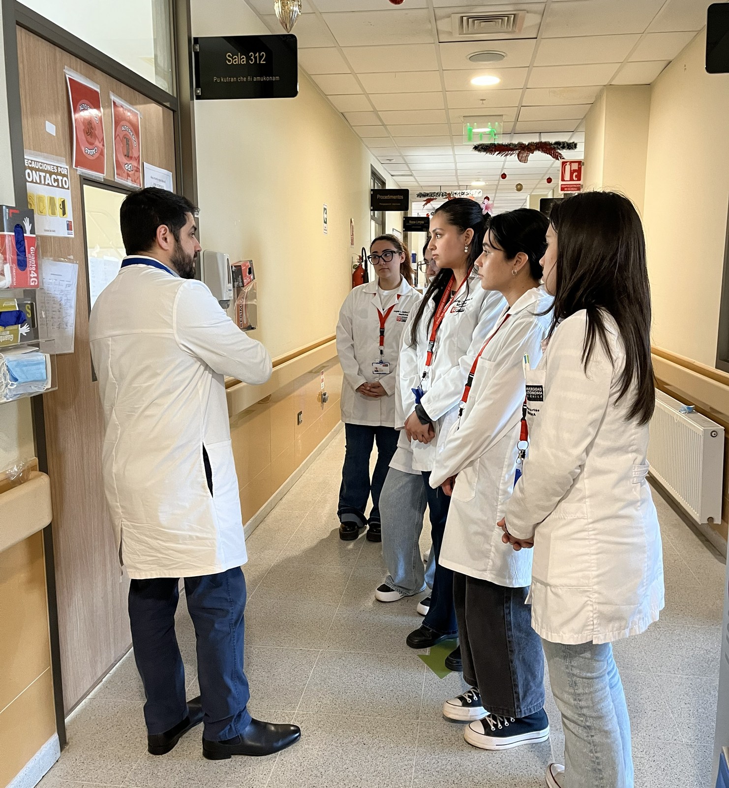 FOTO estudiantes medicina en complejo asistencial 4