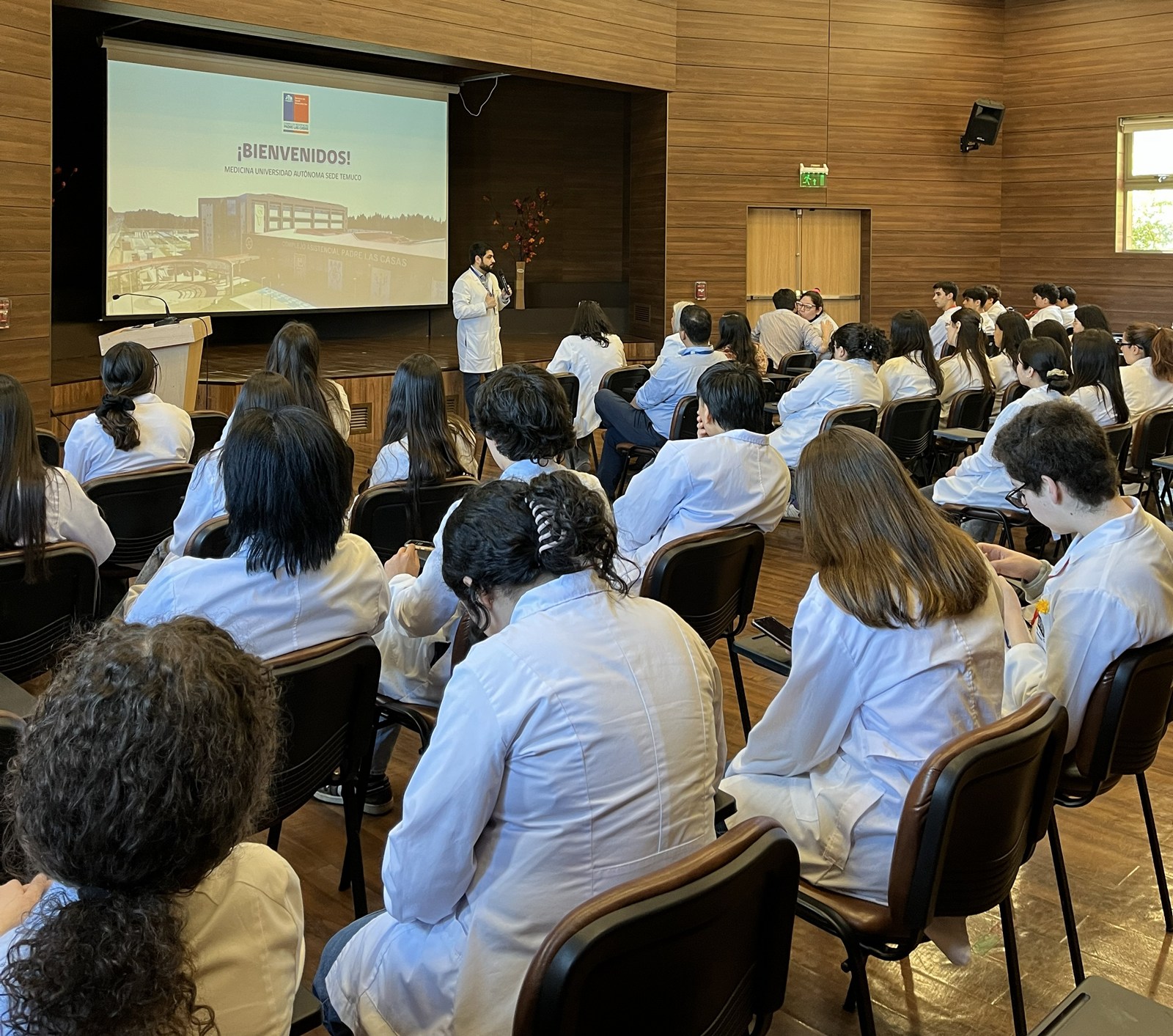 FOTO estudiantes medicina en complejo asistencial 5