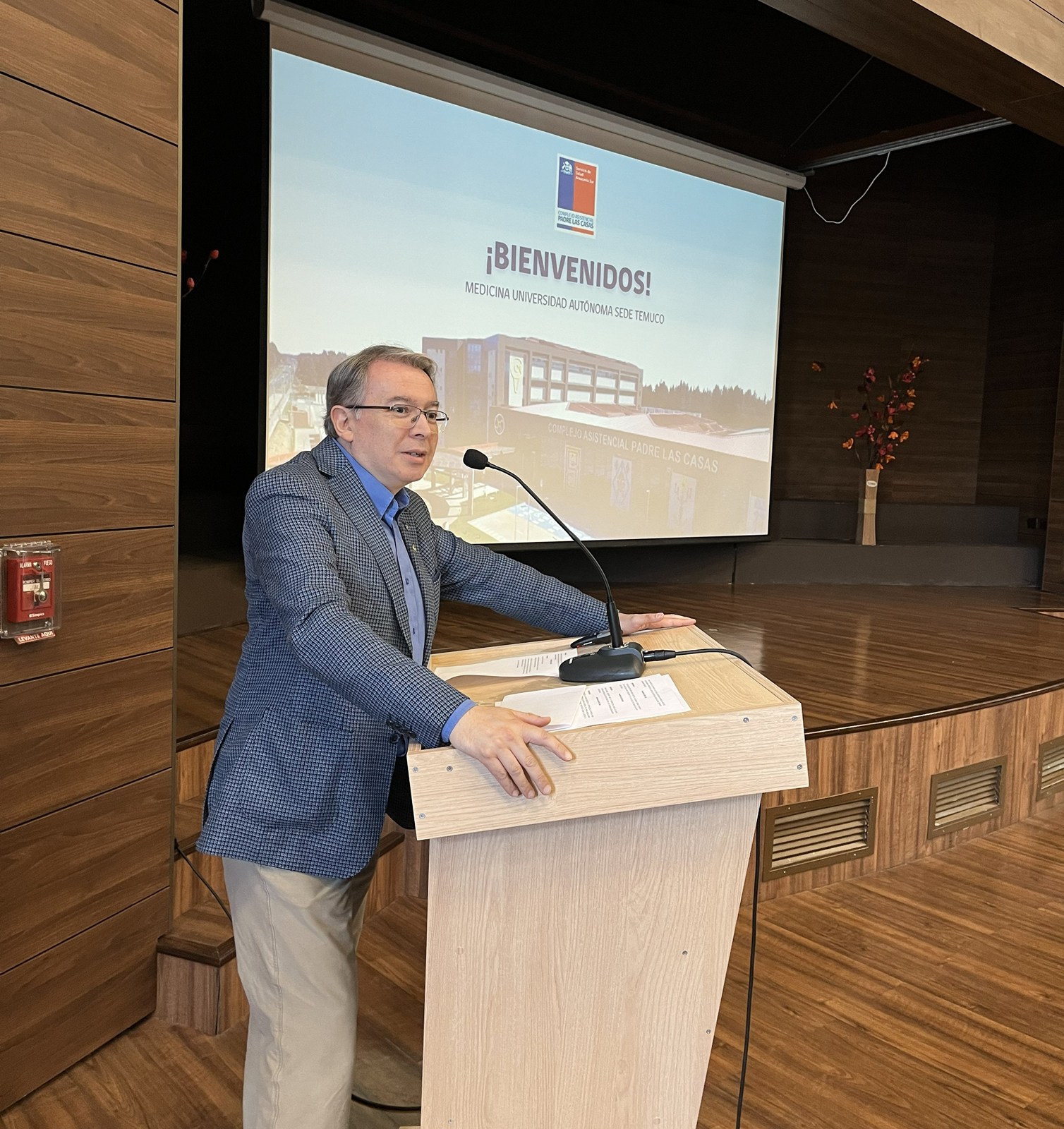 FOTO estudiantes medicina en complejo asistencial 6