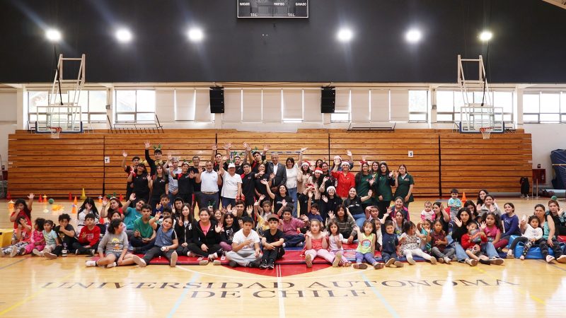Universidad celebra una “Navidad con sentido” junto a cerca de 200 niños del sector Lanín