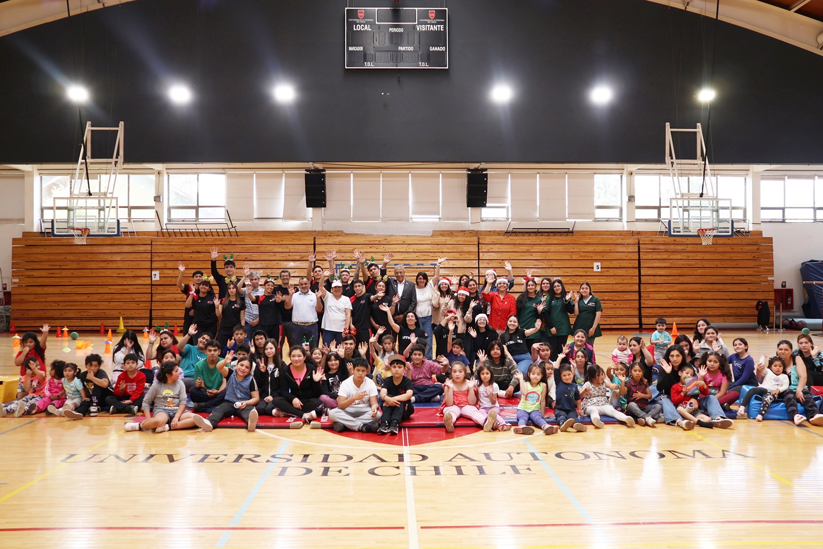 Universidad celebra una “Navidad con sentido” junto a cerca de 200 niños del sector Lanín