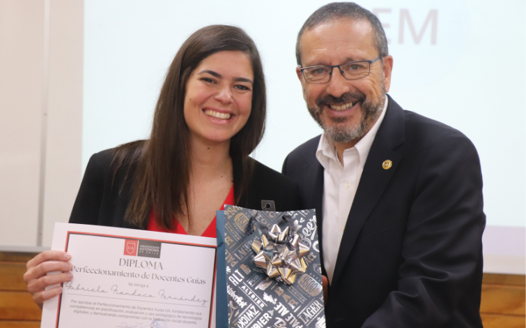 Facultad de Educación fortalece vínculo con comunidades escolares en cierre de perfeccionamiento docente