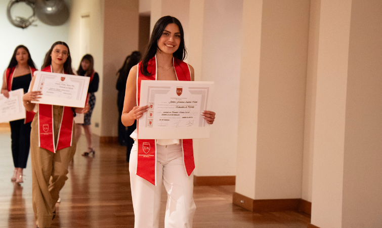 Facultad de Educación cerró el ciclo de titulaciones 2025 en Sede Santiago