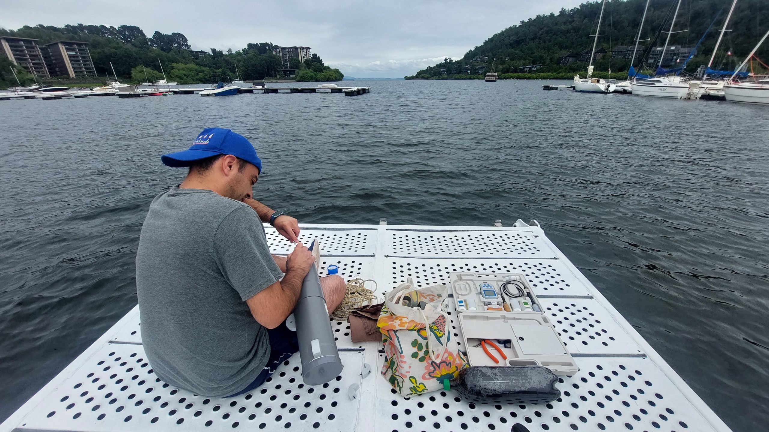 Boya inteligente: Investigador de la U. Autónoma realiza monitoreo para anticipar eventos de floración de algas en el Lago Villarrica