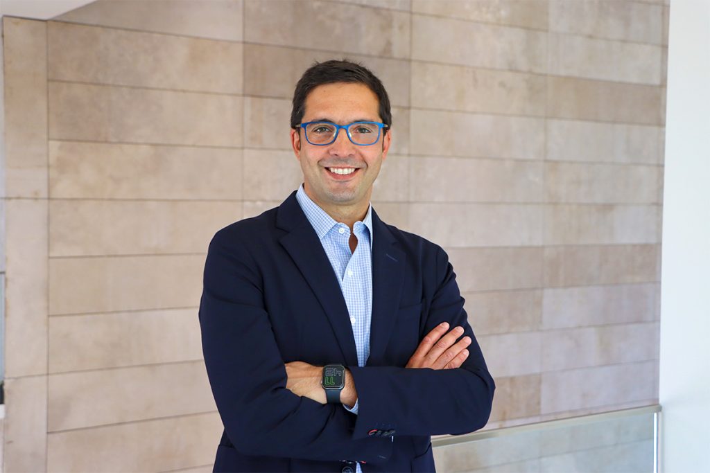 Investigador de la U. Autónoma busca modernizar la ley del consumidor ante daños por inteligencia artificial