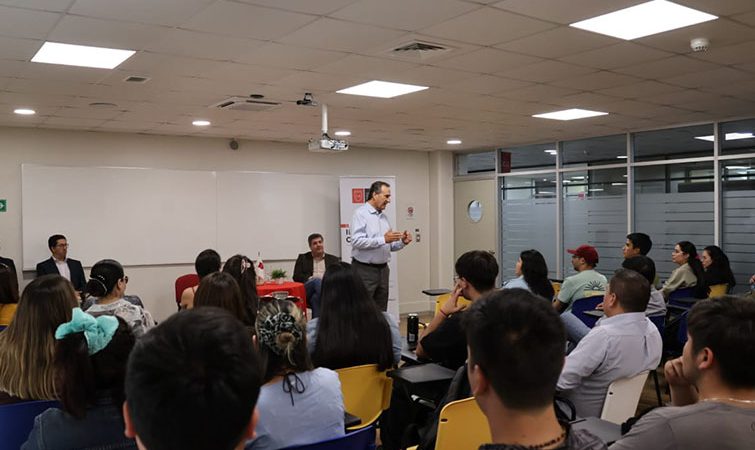 Conversatorio “Experiencia de Desarrollo Empresarial” con Gustavo Rivera inspiró a estudiantes de Ingeniería Comercial 