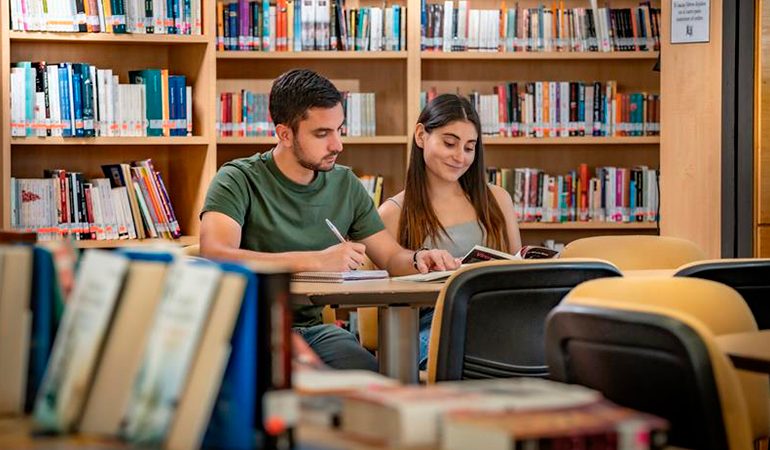 Nuestra investigación también contribuye a la formación de los estudiantes