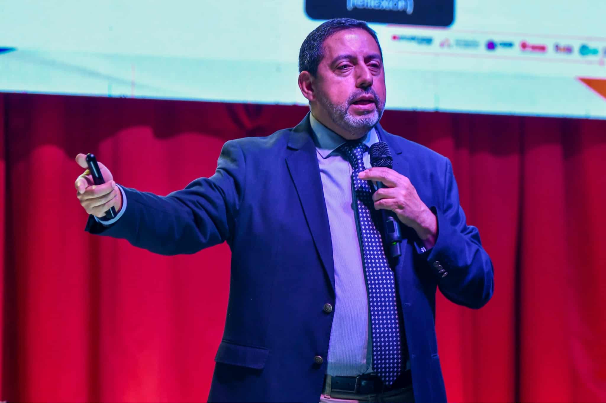 Director de Ingeniería en Administración destaca en encuentro internacional en Colombia