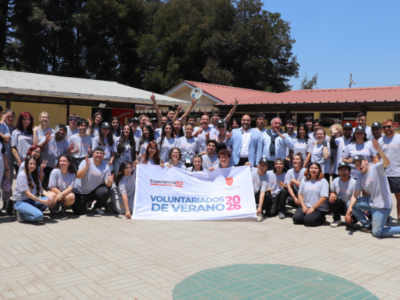 Estudiantes de Sede Santiago apoyan escuelas de Molina con trabajos y donación de sillas en Voluntariado de Verano