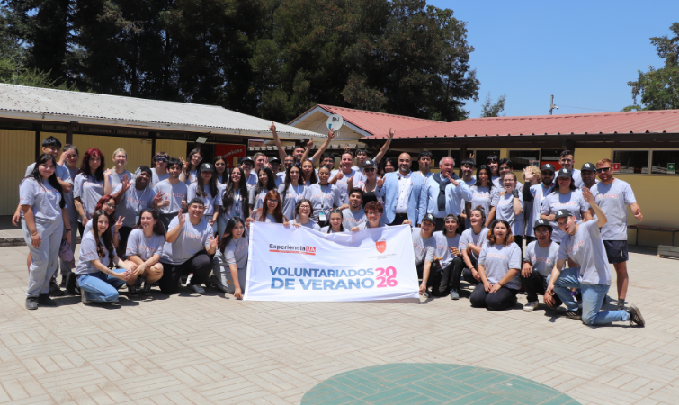 Estudiantes de Sede Santiago apoyan escuelas de Molina con trabajos y donación de sillas en Voluntariado de Verano