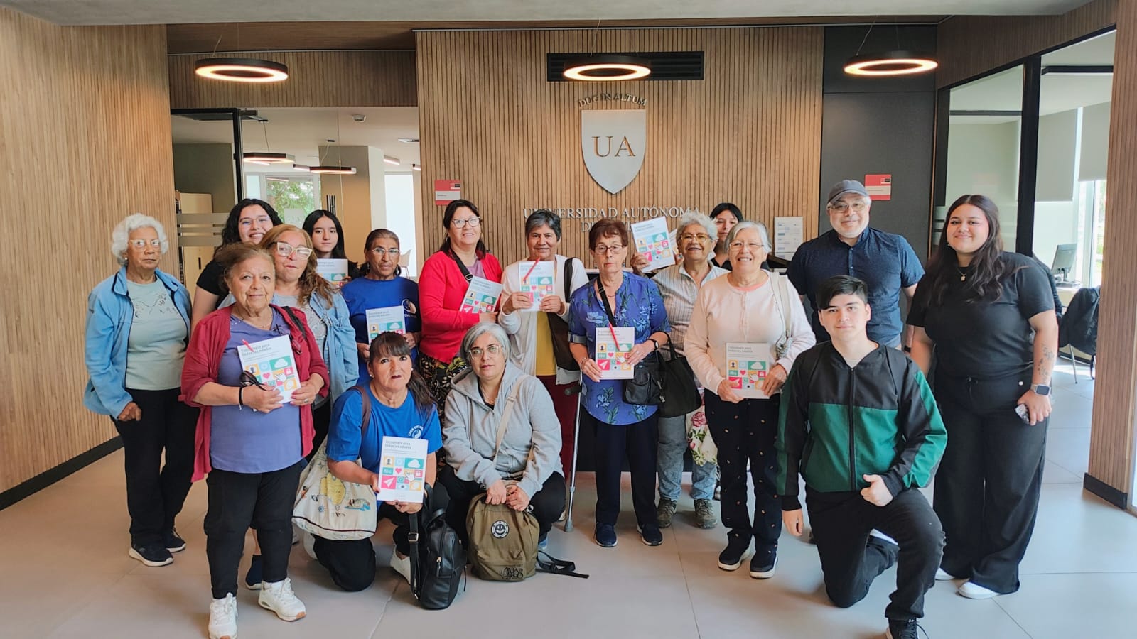 Carrera de Trabajo Social y Centro de Comunicación de las Ciencias realizan taller de alfabetización digital a adultos mayores de Cerro Navia