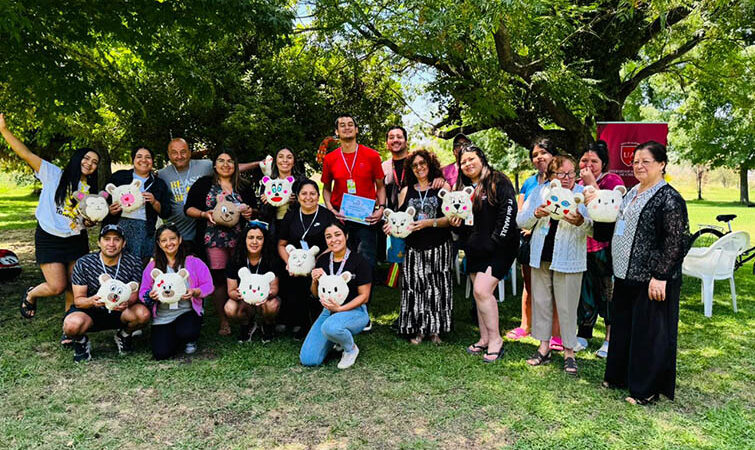 Universidad Autónoma de Chile Sede Talca participó en “Verano Teletón” con taller artístico para familias