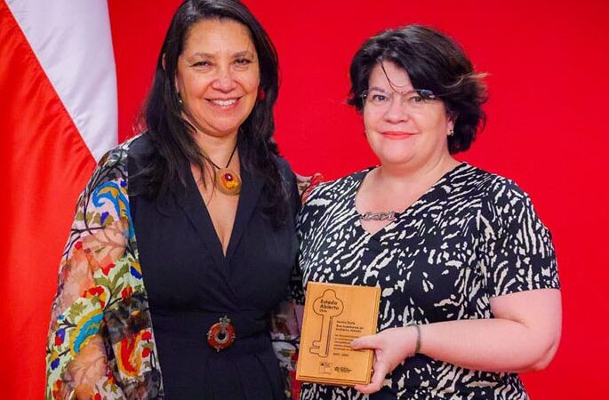 Directora de Administración Pública Sede Talca recibe reconocimiento nacional por su aporte al Estado Abierto