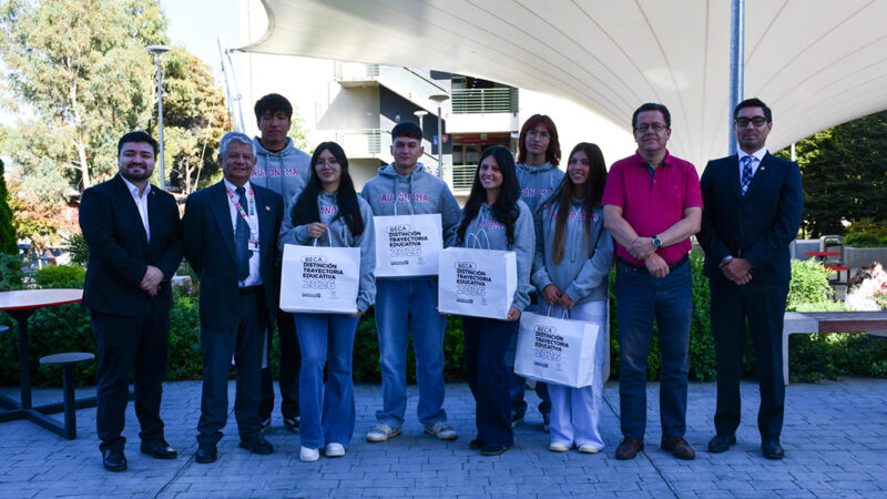 Universidad Autónoma entrega reconocimiento por trayectoria educativa a estudiantes que ingresaron con puntaje máximo en la PAES 