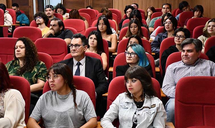 Licenciatura en Artes Visuales inició su año académico con charla sobre cultura y lenguaje algorítmico