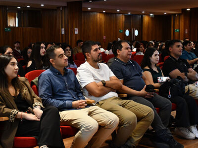 Charla “Construyendo Futuro” acerca experiencias profesionales a estudiantes de Ingeniería en Control de Gestión