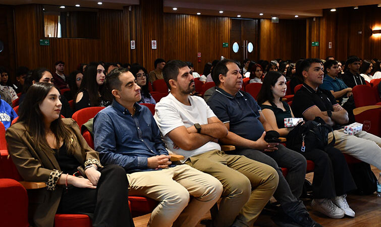 Charla “Construyendo Futuro” acerca experiencias profesionales a estudiantes de Ingeniería en Control de Gestión