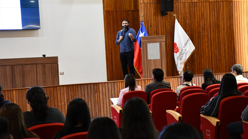 Carrera de Psicología inicia un nuevo periodo académico con charla magistral sobre controversias éticas