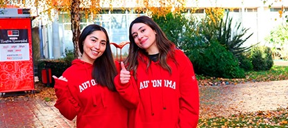 Estudiantes con poleron rojo