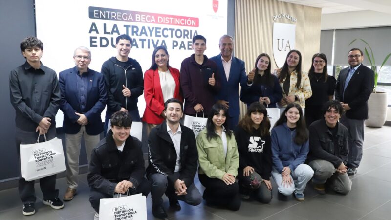 U. Autónoma de Chile distingue a estudiantes con puntaje máximo PAES y entrega Beca a la Trayectoria Educativa