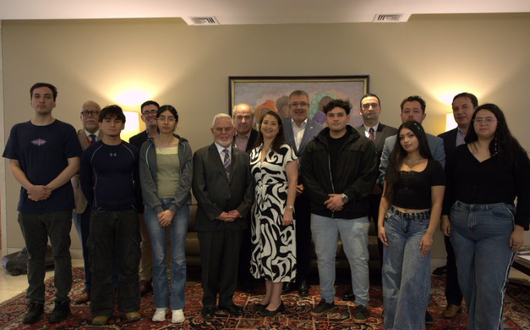 Sede Santiago reconoce a estudiantes con destacados puntajes PAES en desayuno junto a autoridades