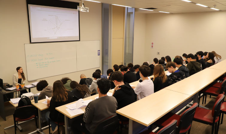 Estudiantes del Colegio Alemán Sankt Thomas Morus viven experiencia universitaria en Sede Santiago