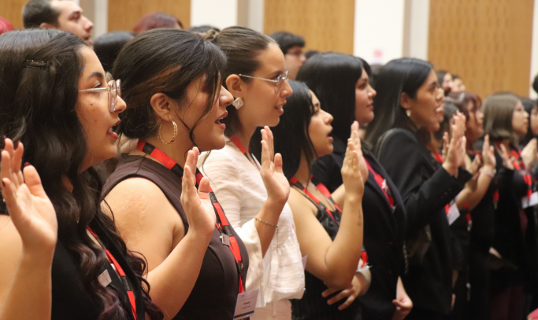 136 estudiantes de Psicología del Campus El Llano Subercaseaux son investidos en la Sede Santiago