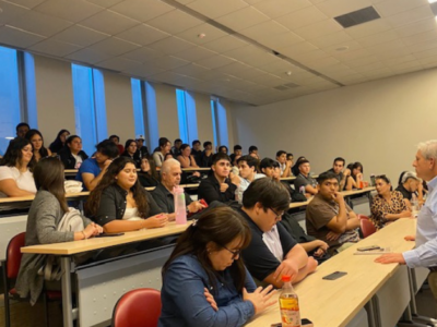Ingeniería Comercial vespertina inaugura su año académico con masterclass sobre el rol profesional