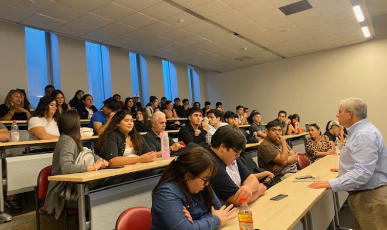 Ingeniería Comercial vespertina inaugura su año académico con masterclass sobre el rol profesional