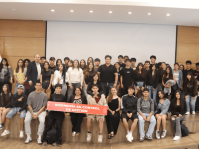 Estudiantes de Ingeniería en Control de Gestión inician su camino universitario con bienvenida y testimonios de egresados