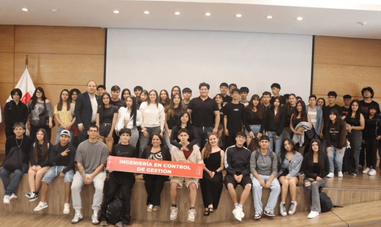 Estudiantes de Ingeniería en Control de Gestión inician su camino universitario con bienvenida y testimonios de egresados