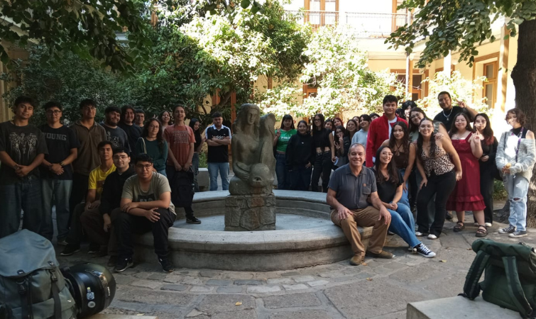 Estudiantes de Psicología Campus El Llano Subercaseuax visitan Museo de la Educación Gabriela Mistral para conocer la historia del sistema educativo chileno