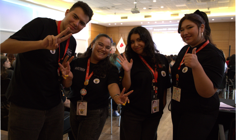 De mechones a mentores: estudiantes de Sede Santiago se preparan como tutores y ayudantes del programa Saac-Zero