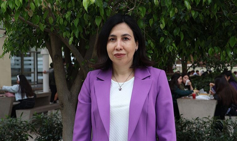 Dra. Adriana Bastías: “En mi vida personal he estado marcada por mujeres; relacionarme con ellas y con el resto ha sido fundamental. Para mí han sido súper importantes, son compañeras muy leales en mi camino”