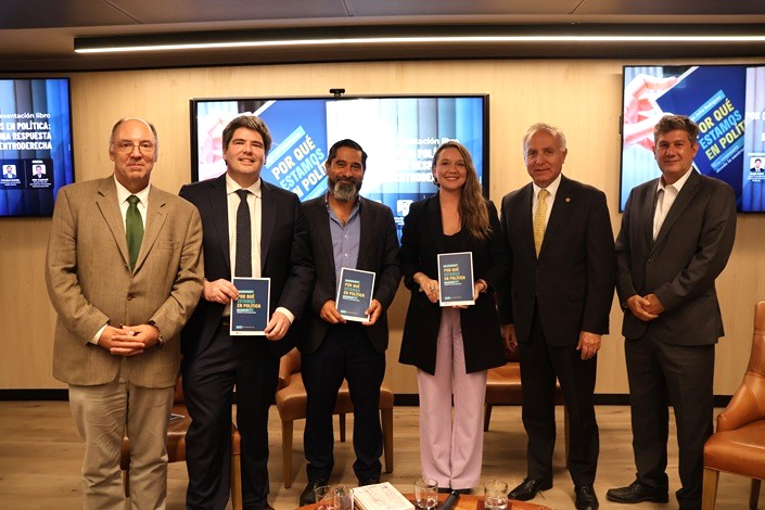 foto presentaqcion libro por que estamos en la politica ok