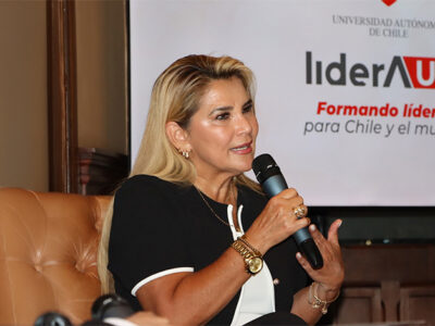 Ex Presidenta de Bolivia Jeanine Áñez dialoga con estudiantes de la Universidad Autónoma de Chile