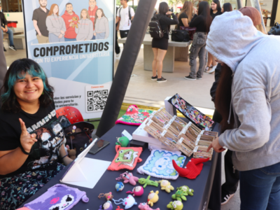 Feria de emprendedores abre espacio para el talento estudiantil en Sede Santiago