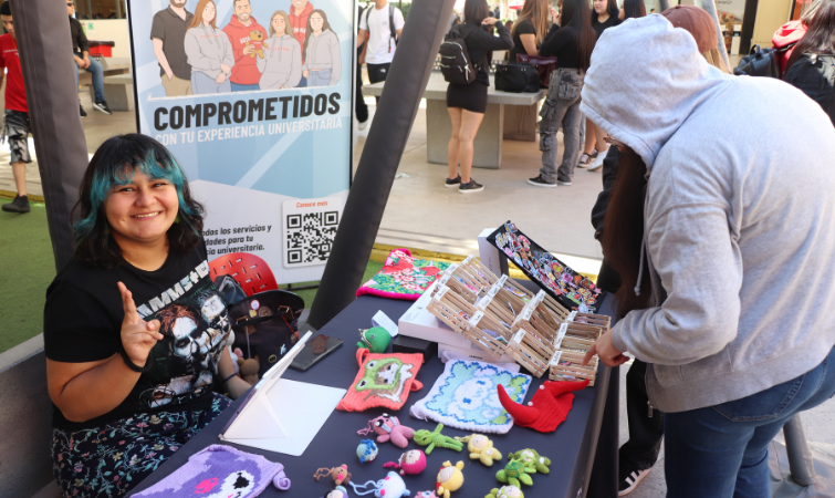 Feria de emprendedores abre espacio para el talento estudiantil en Sede Santiago