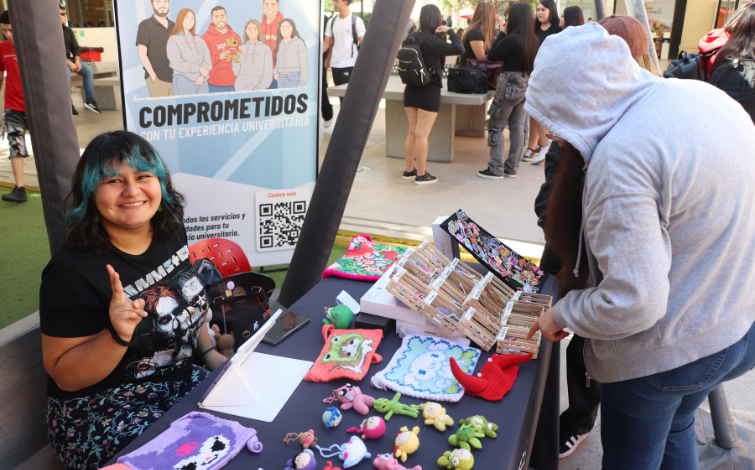 Feria de emprendedores abre espacio para el talento estudiantil en Sede Santiago