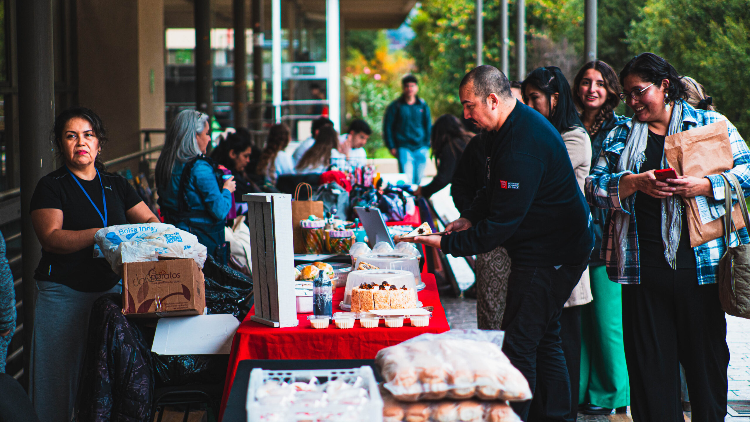 Exitosa primera Feria de Emprendedores reunió a colaboradores y  familias en la U. Autónoma en Temuco