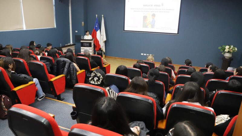 Formar desde el vínculo: estudiantes de Educación Parvularia profundizan en el impacto del rol de la educadora en el bienestar emocional de niños y niñas